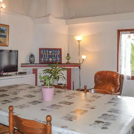 Three-bedroom Holiday In 別荘 カルジェーズ